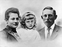 Emilia och Gustaf Adolf Gustafssons bröllopsfotografi från år 1911. Med på fotografiet finns även en inmonterad bild på parets dotter Ragnhild, född 1916.