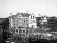 Skandalhuset vid Roslagstorg. Byggnaden uppfördes av Timmermansorden 1906 och revs redan 1925. Namnet kommer sig av de många turerna för att få bygglov. Nuv korsningen av Birger Jarlsg. och Runebergsg