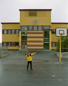 Ett barn skjuter pilbåge på Gullingeskolans skolgård i Tensta
