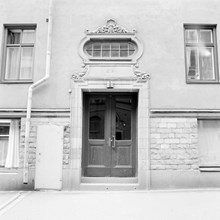 Portal och del av fasad på Birkagatan 25