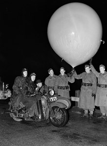 Lindarängen. Militärer från luftvärnsregementet håller i en spärr- och sabotageballong. 100 sådana kom in över Sverige österifrån. Under ballongen hänger en brännflaska som antänder när den tar mark