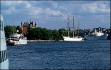 Vaxholm (sandhamns express 8), Af chapman och ett stort passagerarfartyg utanför Skeppsholmen
