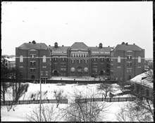 Matteus folkskola i hörnet av Norrtullsgatan och Vanadisvägen vintertid