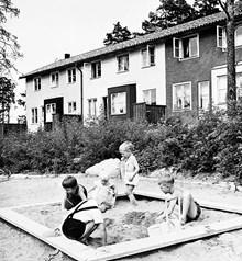 Barn som leker i sandlåda vid de Langendalska radhusen i Råcksta