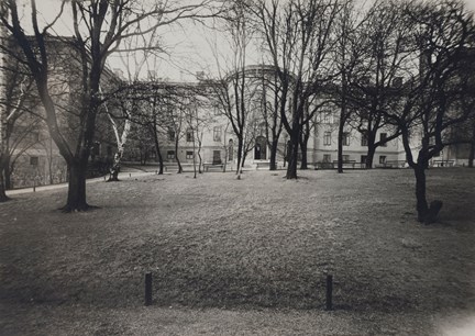 Bilden visar Garnisonssjukhusets (Landstingshuset) huvudbyggnads baksida, tagen med Mälaren i tyggen 1928.