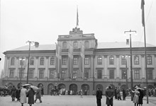 Gustav Adolfs Torg 1, Utrikesdepartementet (Arvfurstens palats). Flaggning på fasaden i samband med Kung Gustaf Adolfs 70-årsdag