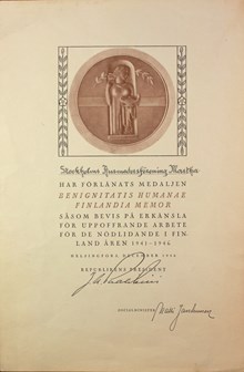 Stockholms Husmodersförening får medalj för hjälp till Finland 1946