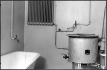 Interiör med kombinerad tvättstuga och badrum på Svampvägen 125 i Enskede småstugeområde