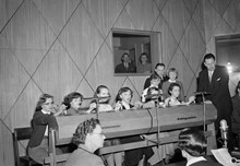 Karlaplan 4, Radiotjänst, Karlaplansstudion. Radioprogrammet ""Speldosan"". Dragning av 1945-års premieobligationer förrättas av sex unga kvinnor