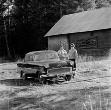 Mor (Maud Lindgren) och dotter (Ingvor Lindgren) vid familjens Opel Rekord