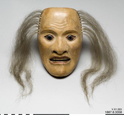 Japansk teatermask, skuren i trä, med grått hår av tagel.