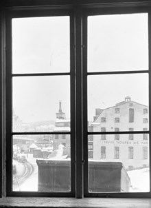 Pustegränd 1. Utsikt från trapphuset 2 tr. mot öster. Söder Mälarstrand och kv. Guldfjärden Större
