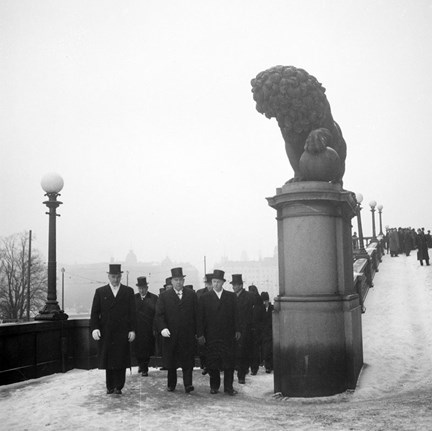 Män i hög hatt på väg upp mot Lejonbacken.
