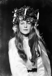 Porträtt av skådespelerskan Solveig Hedengran (född 1910), klädd som Lucia. Vald till stadens Lucia år 1928 av Stockholms Dagblad.