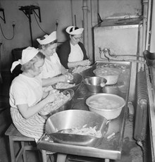 Potatisskalning i köket på S:t Eriks sjukhus 1951