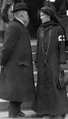 Lady Paget, ledaren för den engelska ambulansen under första världskriget, samtalar med engelska ministern vid Stockholms Central.