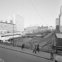 Sergels Torg under anläggning sett från Drottninggatan. I fonden ligger Sveavägen 2-10