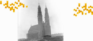En kyrka med två höga torn på ett berg utan växtlighet omkring