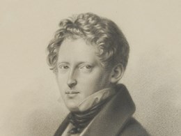 Porträtt av ung man med lockigt hår, hög krage och kravatt