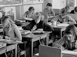 Elever arbetar vid sina bänkar i ett klassrum