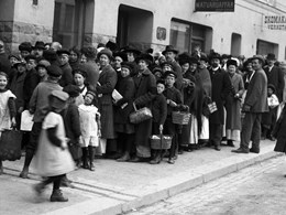 Människor står i kö längs Södermannagatan för att köpa potatis, 1917.