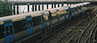 Ett tunnelbanetåg på en bro