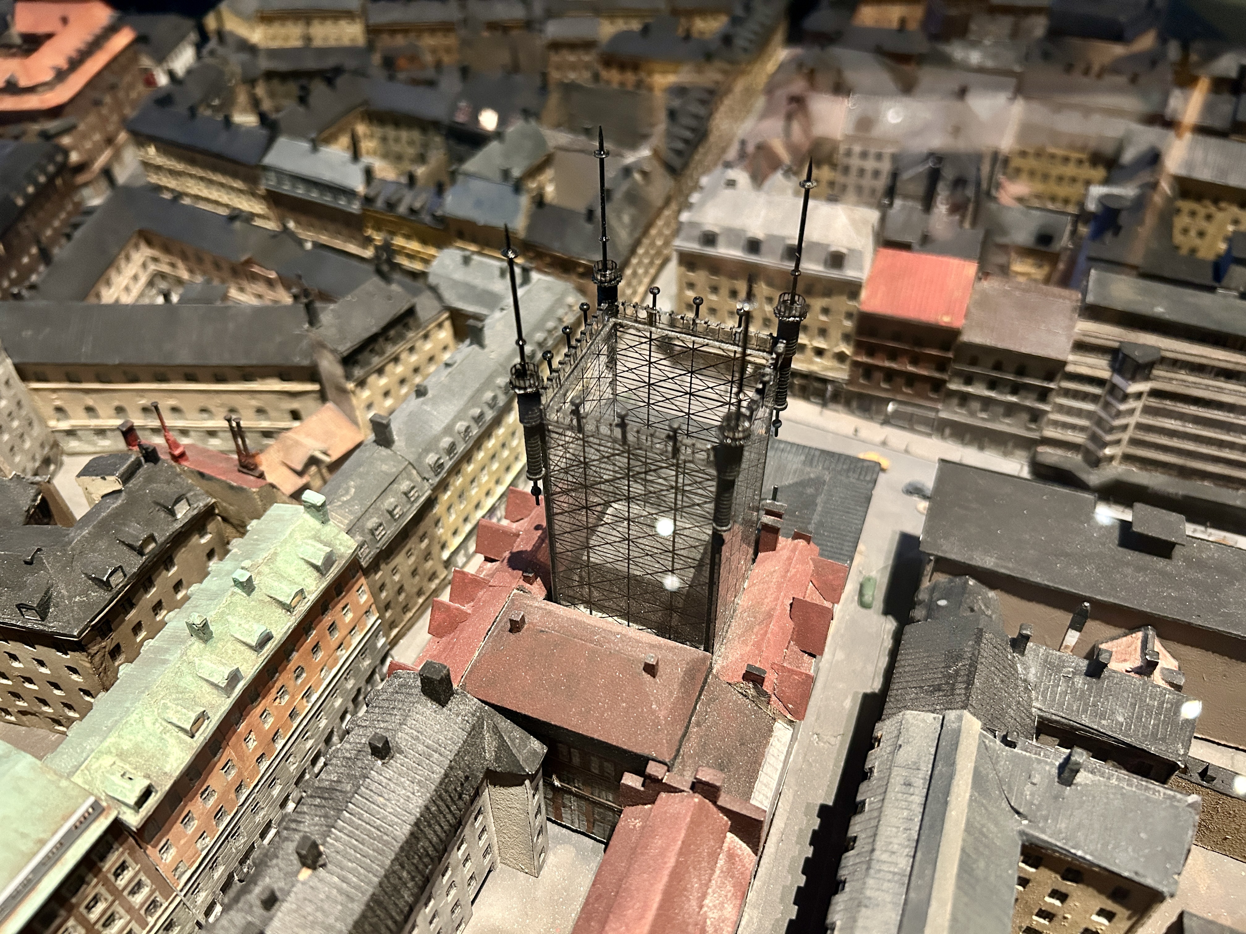 Modell av hus i en tätbebyggd stad.