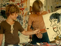 Två barn målar en teckning
