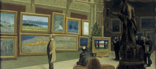 En man står och tittar på tavlor som hänger på en vägg