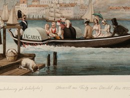 Människor i folkdräkt står på en brygga. På vattnet en båt med flera människor i och i bakgrunden stadsbebyggelse.