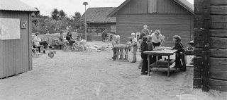 Bilden visar barn som leker i en lekpark i Spånga.