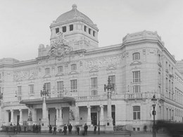 Bild på Dramatens framsida från  1907. Några mörkklädda människor  står nedanför trappstegen upp till entrén.