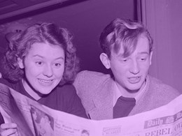 Två ungdomar läser en tidning