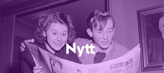 Nytt i Stockholmskällan. Bild: Två ungdomar läser en tidning. Foto: John Kjellström, Stadsmuseet i Stockholm