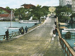 Kolorerat vykort som visar gamla Liljeholmsbron, före 1915, från söder, med Hornstullen i fonden.