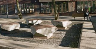 Bilden föreställer en skulpturgrupp i sten