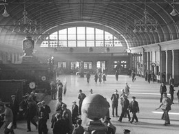 Vänthallen på Centralstationen 1933. I förgrunden står en folksamling runt en fontän.