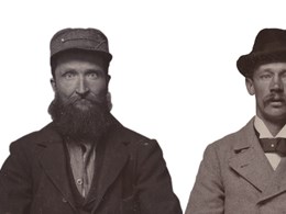 Frans Pettersson och Lars Johansson, klädda i kavajer och hattar, tittar rakt in i kameran