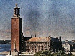 Stockholms stadshus, en byggnad i tegel med högt torn vid vattnet