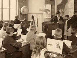 Elever i skolbänkar har teckningslektion omkring sekelskiftet 1900