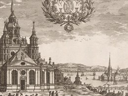 Teckning över Katarina kyrka med människor i förgrunden