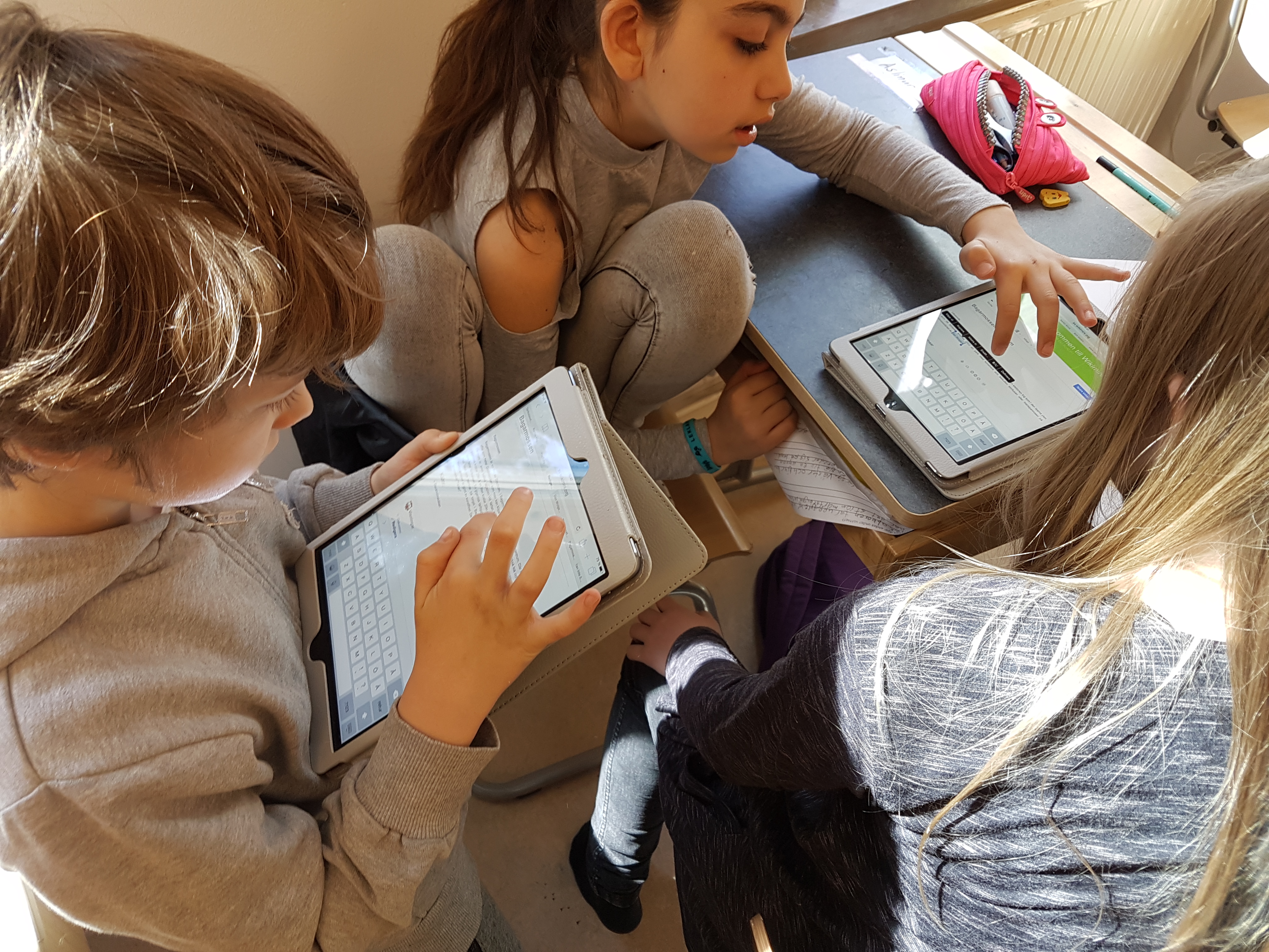 Elever i årskurs 4, Bagarmossens skola, arbetar med Wikimini och läser varandras texter.