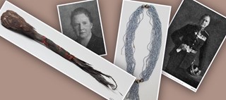 Dekorativt: två fotografier med porträtt på en kvinna samt en man, ett halsband av blå pärlor och ett knyte