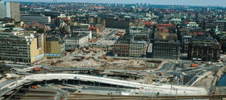 Bild över en stad där ett stort område närmast kameran rivits.