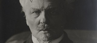 En äldre August Strindberg tittar rakt in i kameran