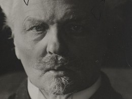 En äldre August Strindberg tittar rakt in i kameran