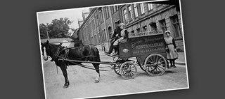 Dekorativ illustration: Svartvitt fotografi på häst och vagn med två flickor och en man