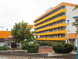 Ica-affären och loftgångshus med gula balkonger vid Hjulsta Torg