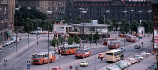 Norra Bantorget på 1970-talet, bussar runt Rotundan med Vinterpalatset i bakgrunden.