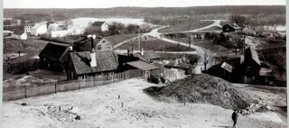 Svartvitt foto, trähusbebyggelse, utsikt.